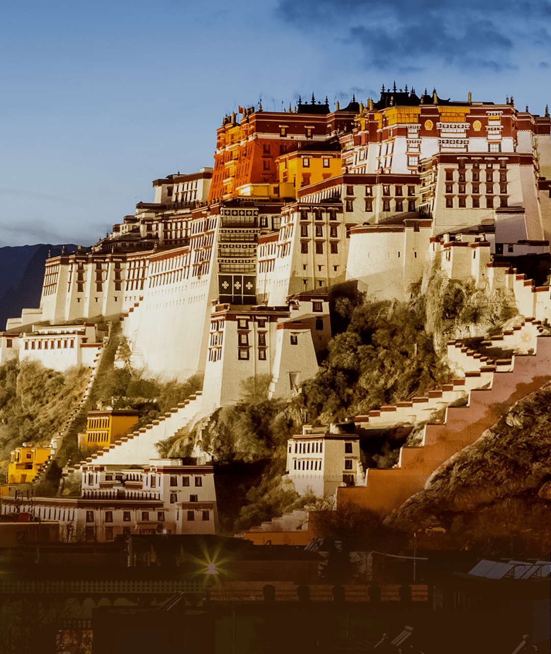 它从一个侧面反映了,它是一部凝固的历史,布达拉宫,这颗世界屋脊上的