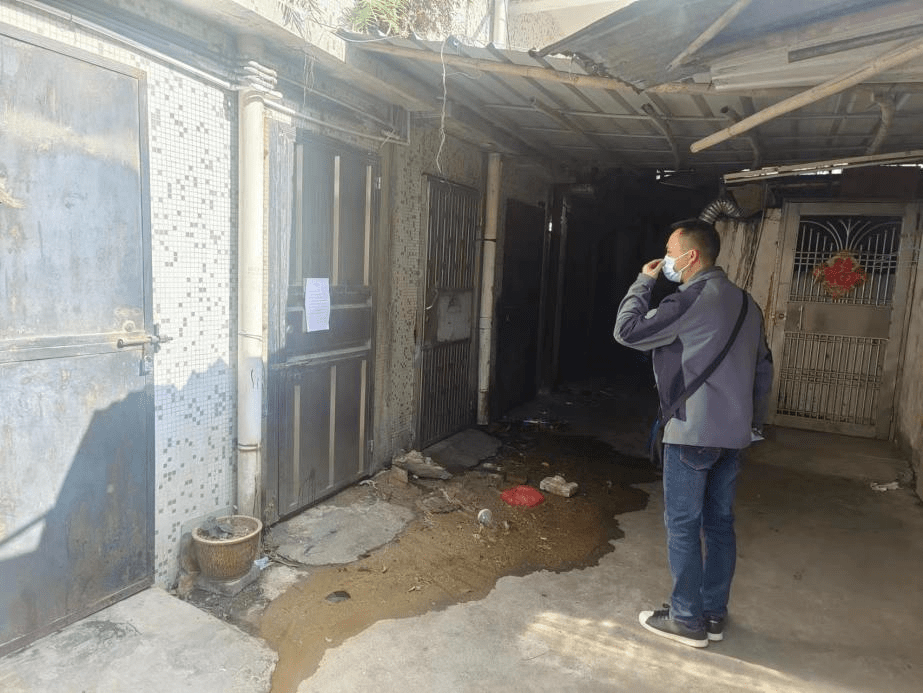 近日,辖区内张溪路119号楼栋长梁姨向社区反映下水道堵塞问题,生活