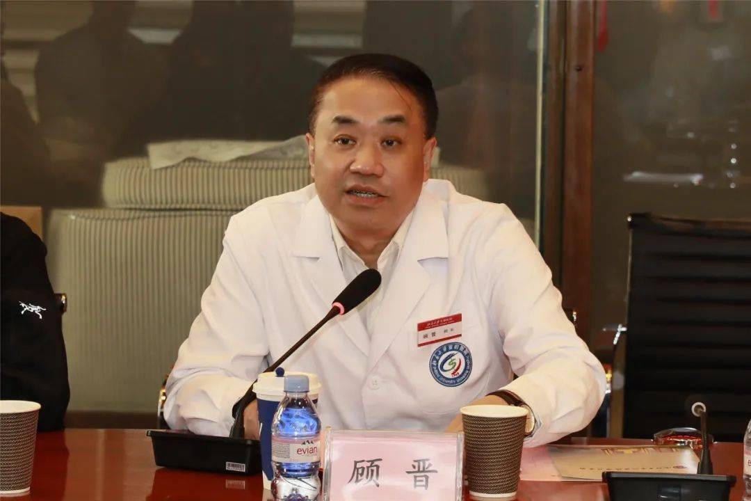 高光明,院长李勇,副院长徐泽生和相关科室负责人一行到我院参观交流