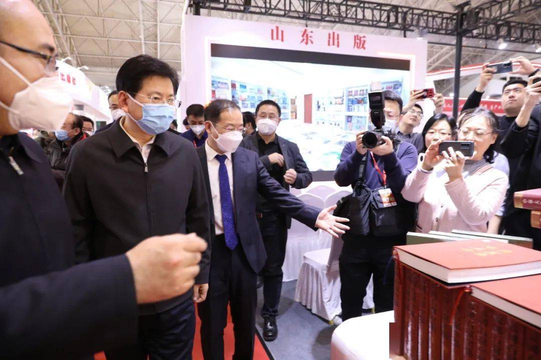 中宣部副部长张建春视察北京图书订货会山东展馆_出版集团_中国_精品