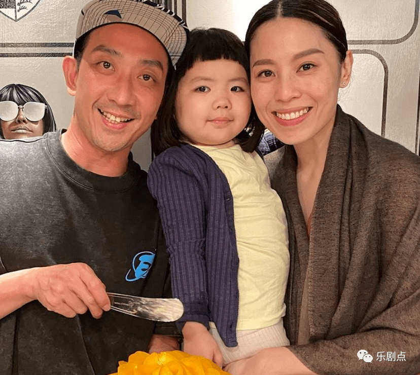 47岁知名港星再当爸,妻子宣布二胎产女,全家福曝光颜值高