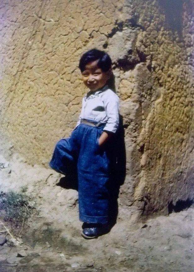 背竹篓的男孩重庆,码头重庆,中国士兵走在一座木桥上重庆白市驿机场