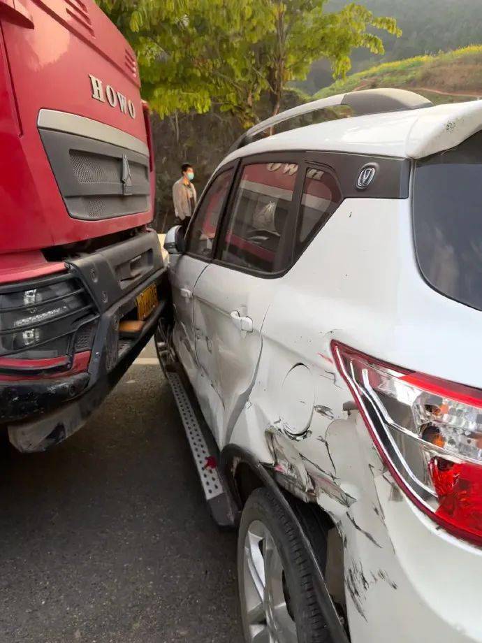 今天下午发生在火车北站 青龙山小学旁边的车祸!