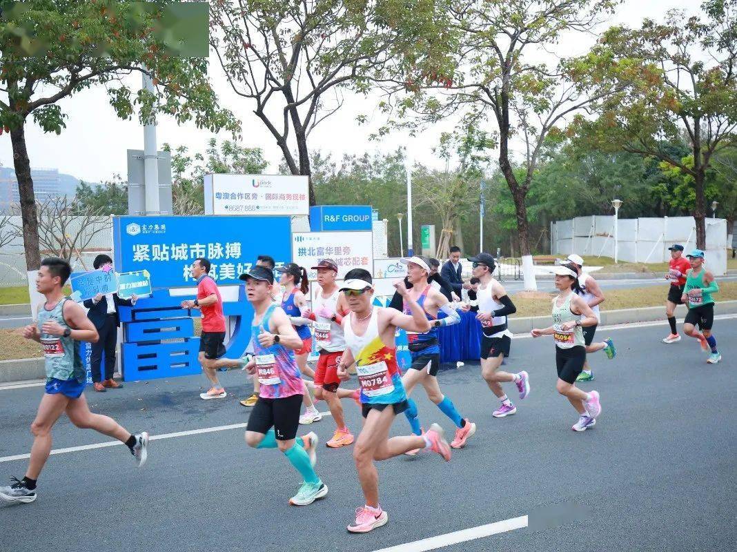 馬拉松比賽中,選手狄鋆 ,武明瑤,王坤分獲男子組冠亞季軍,潘紅,陳麗琴