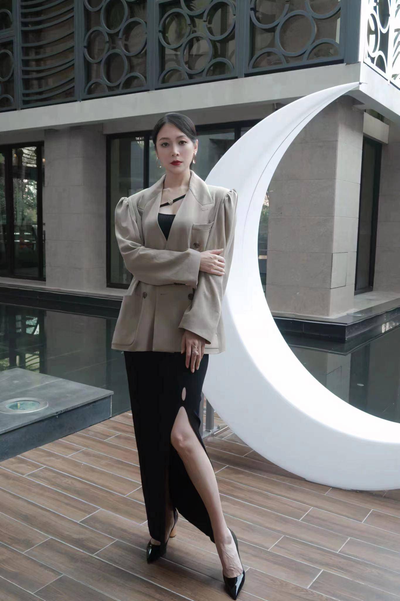 一部《狂飙》红了张颂文火了高叶,170的曲栅栅美得更是不像话_高启