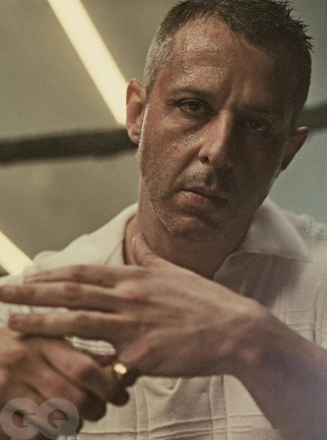 《继承之战》演员杰瑞米·斯特朗杂志大片,化身沧桑拳击硬汉_布莱德利