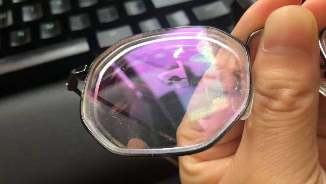 在这些镀膜里,有的可以让镜片透光率得到提高;有的可以让镜片更加耐磨