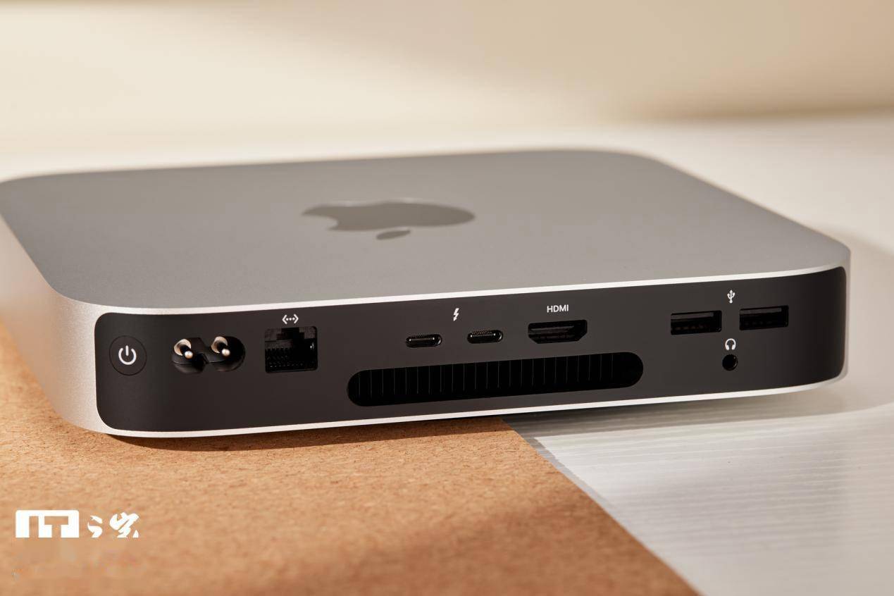 5 毫米耳机接口,然后机身下方还有一处散热出风口.