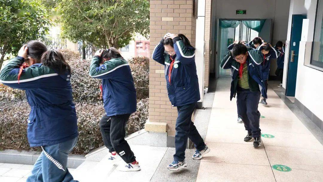 百丈镇中心小学开展避震应急疏散演练_进行_地震_自救