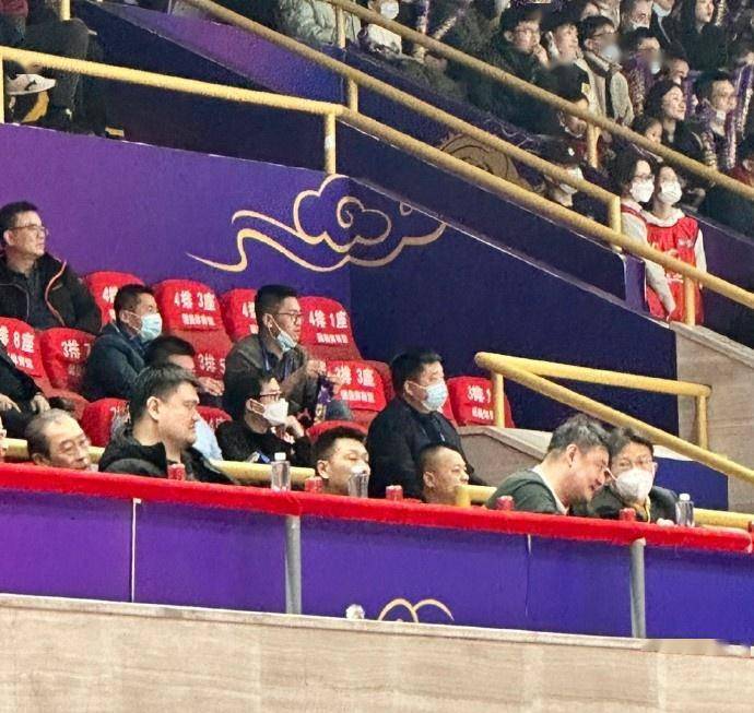 来看球了！中国篮协主席姚明现身北京奥体中心不雅赛