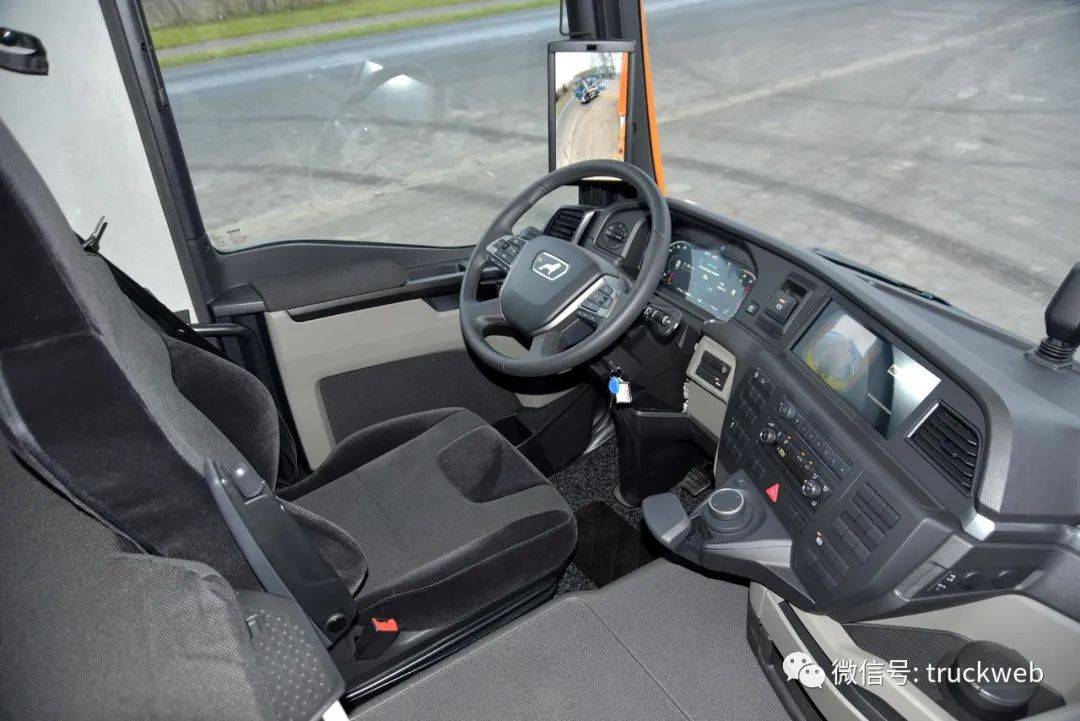 半挂车载厨房 220马力小拖头 荷兰的新款曼恩tgl8.