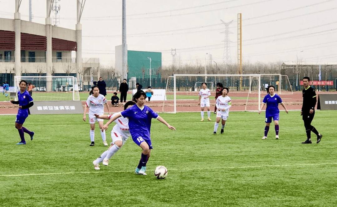 颁奖典礼-留坝县中学初中女足球队大合照比赛中,留坝县中学初中女足一