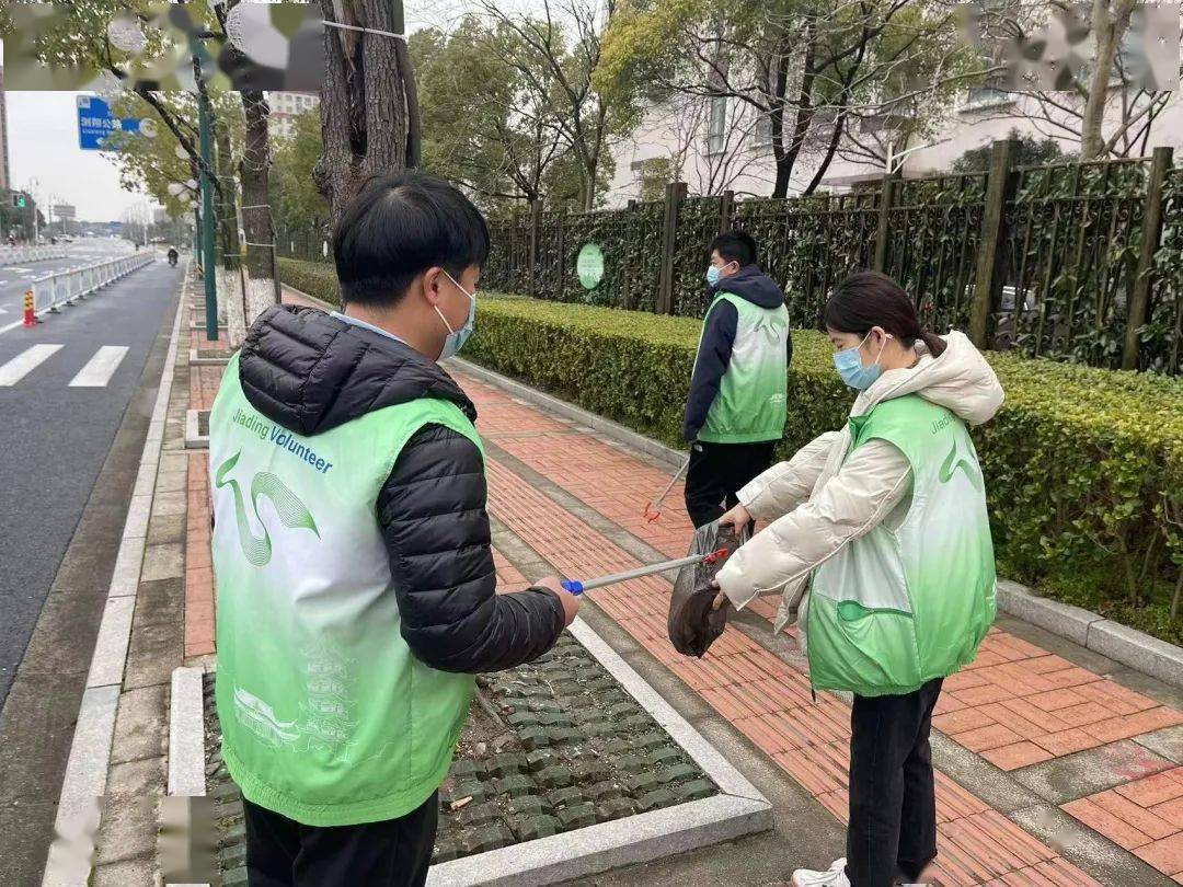 徐行镇在位于华江公路的沪宁高速上下匝道,志愿者们重点对沿线周边