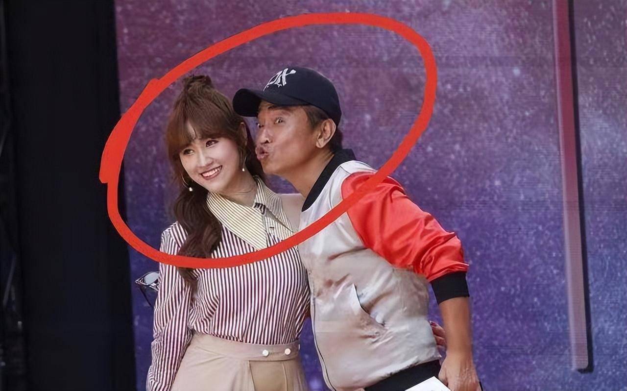 穿"半边衬衫"时髦洋气,细看有点撞脸沈月_吴姗儒_造型_设计的