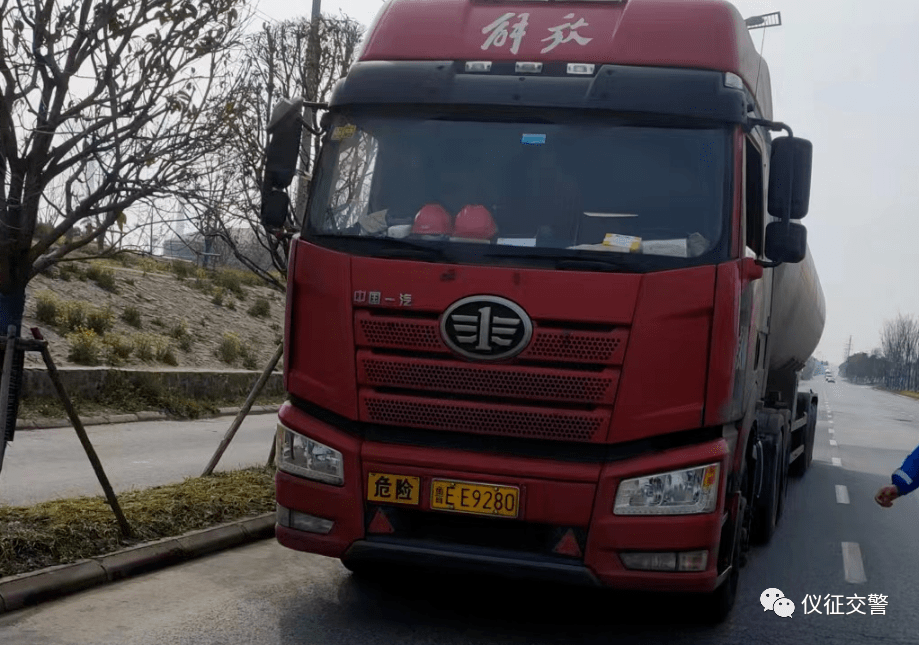 不少外地牌照危化品大货车被曝光_违法_车辆_机动车
