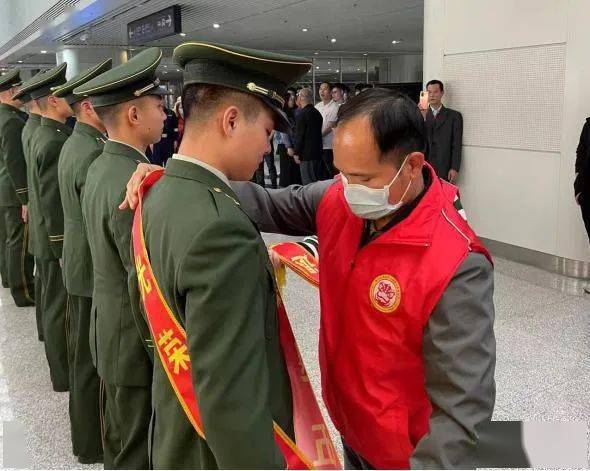 南山镇退役军人服务站开展2023年退役军人返乡迎接工作_士兵_鲜花