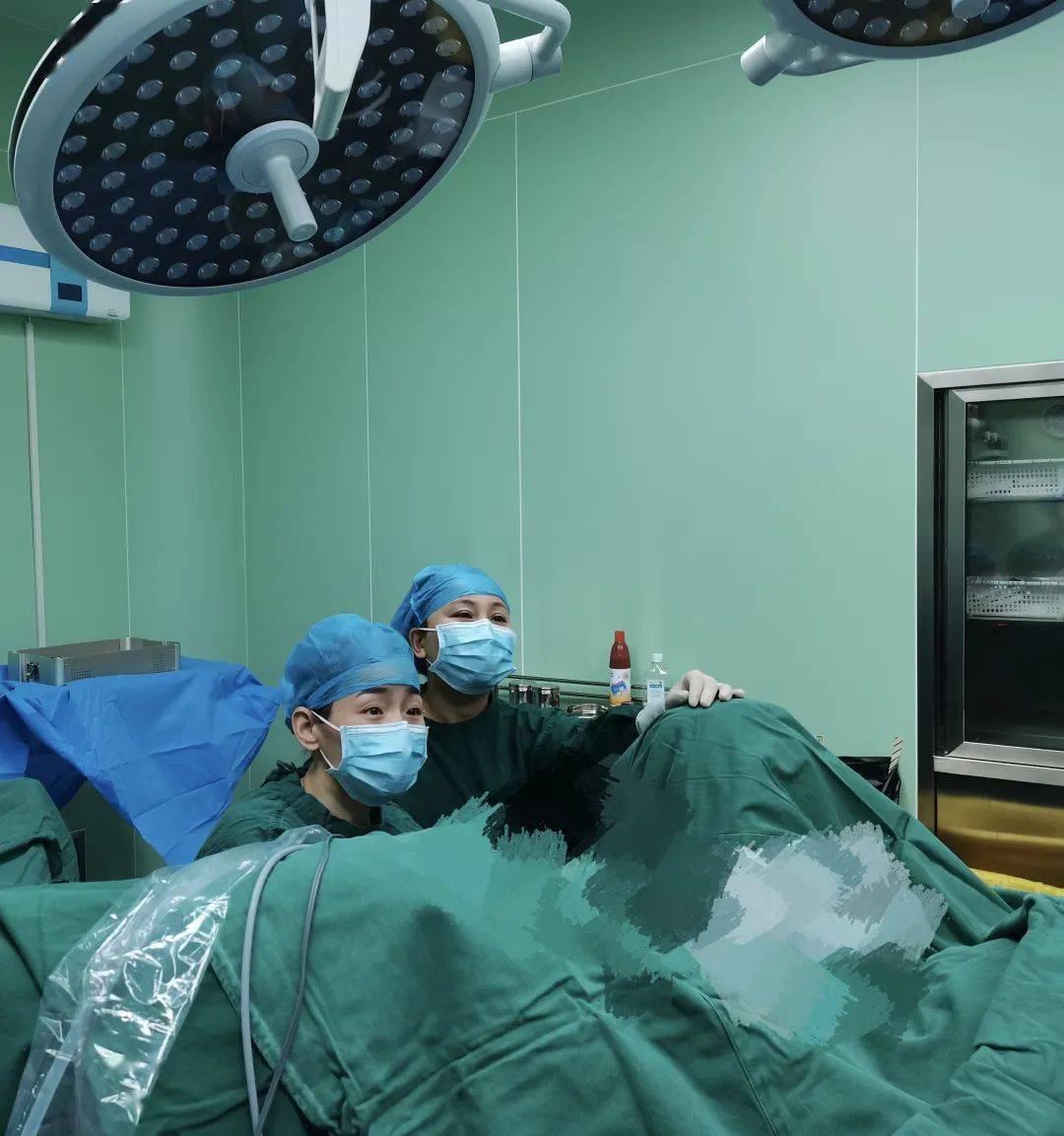 经充分准备,在我院妇科团队和手术室的全力配合下施行了宫腔镜检查