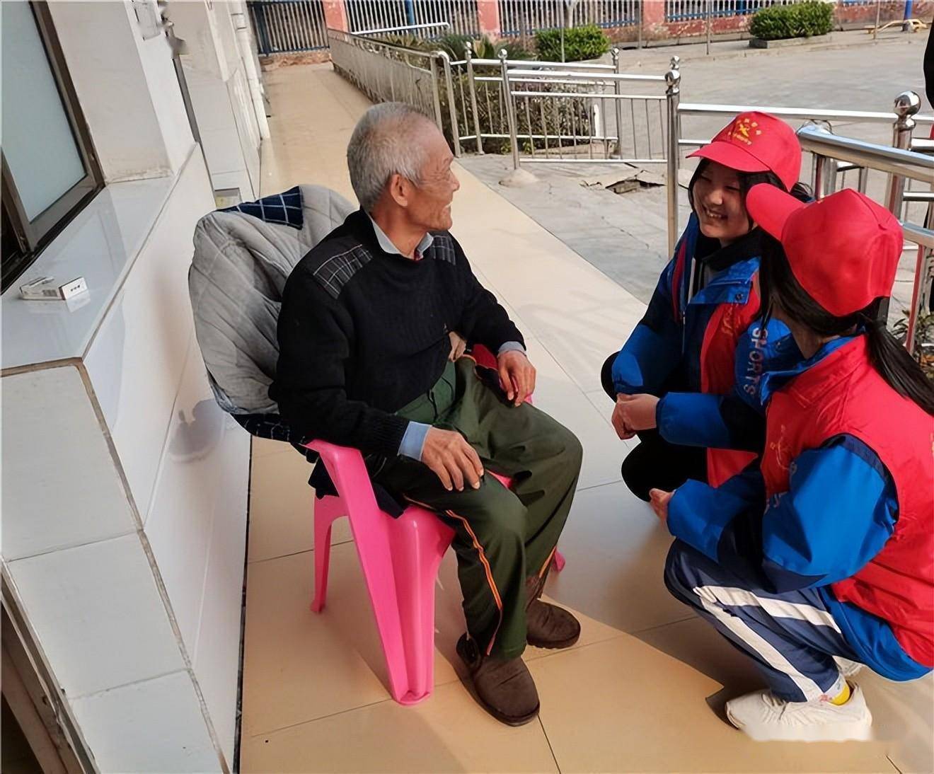 常宁市松柏中学开展"学雷锋"主题教育系列活动_孤寡老人_慰问_精神