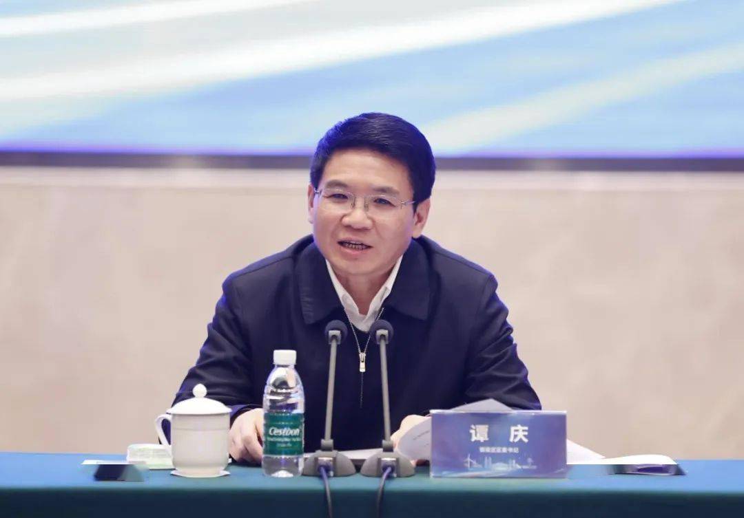 铜梁区委书记谭庆谭庆在致辞中说,当前,铜梁正深入学习贯彻党的二十大