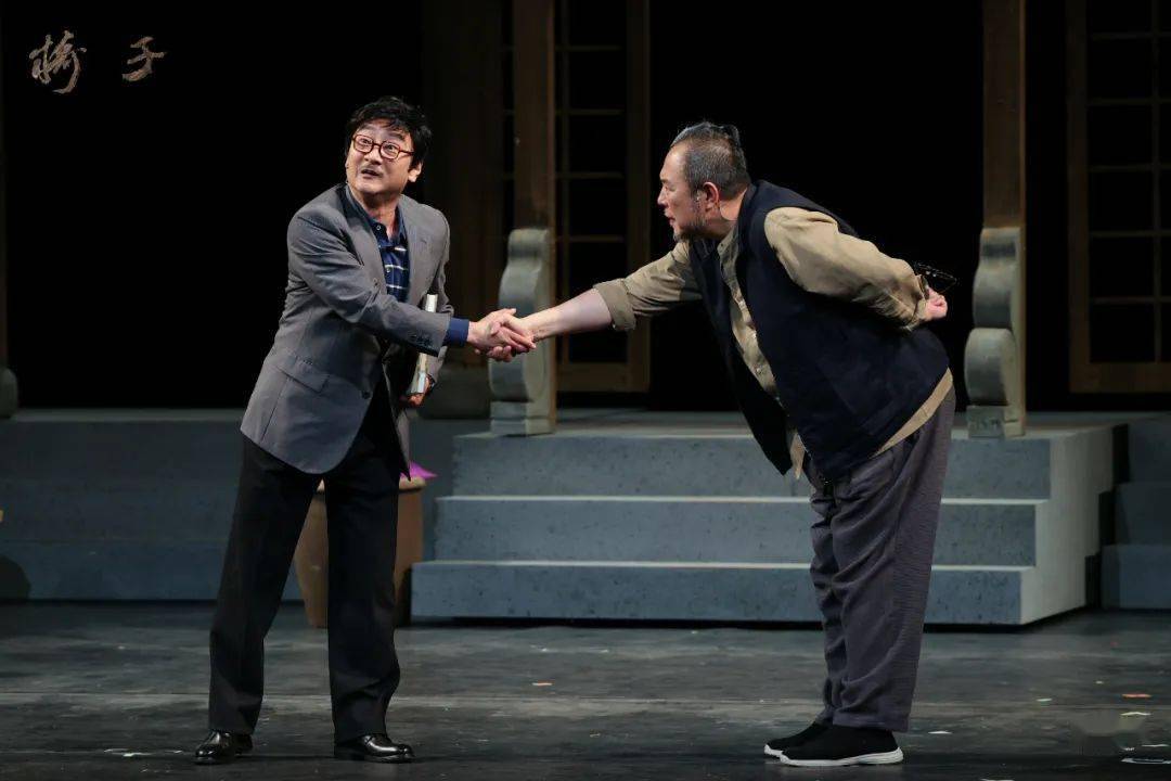 " 明星话剧《椅子》上海成功首演_张铁林_观众_台词