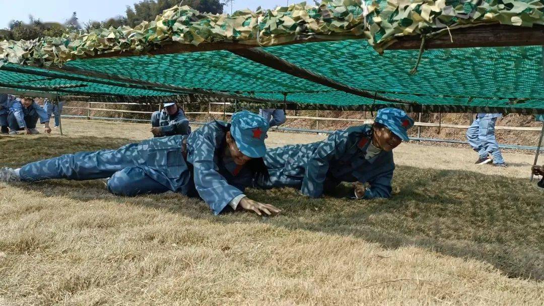 在教官们的带领下,小红军们也体验了匍匐前进的感觉.