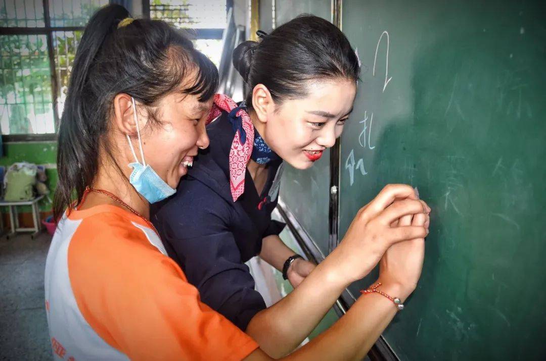 东航藏族乘务员拉格卓玛:在高原上绽放的志愿青春_服务_果洛_工作