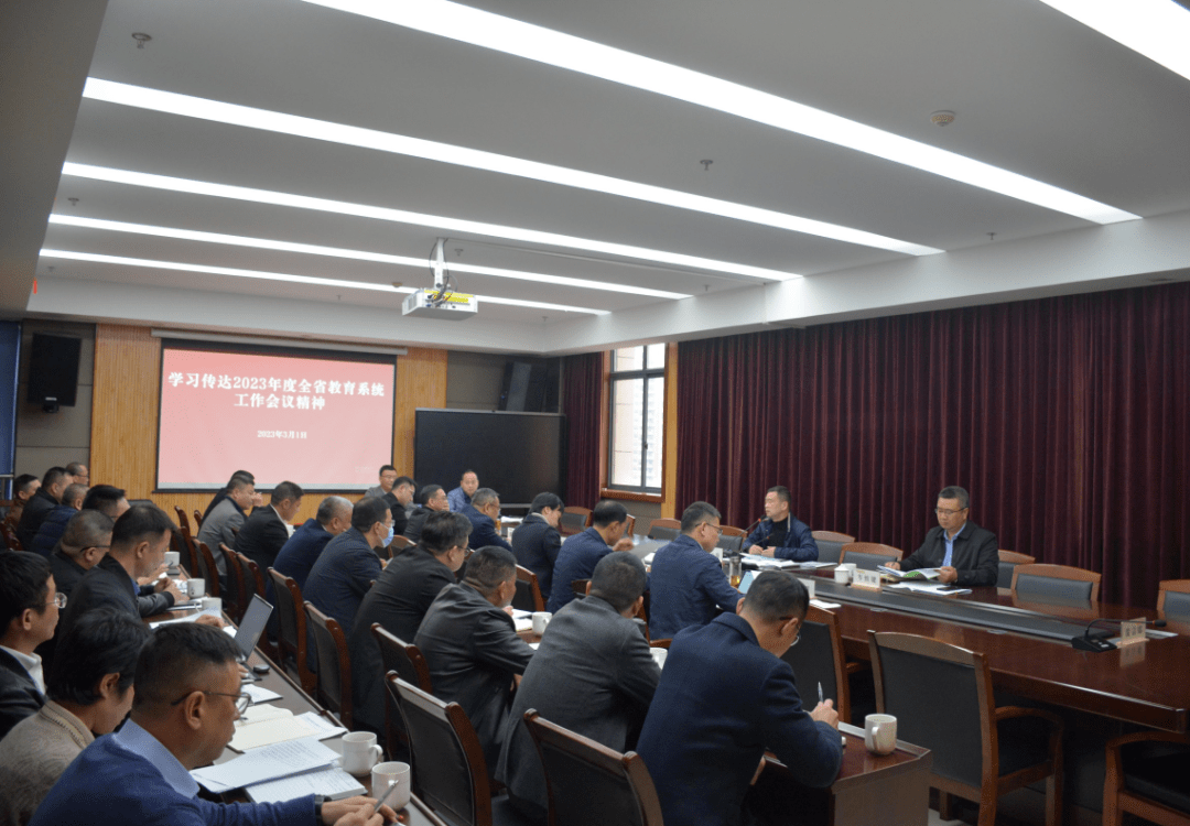 局长王心海主持会议并组织学习,驻市府办纪检监察组组长岑慎键