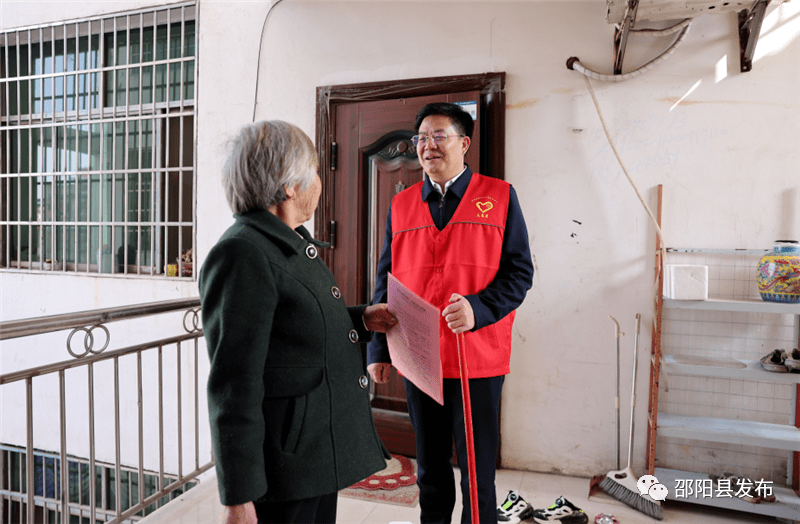 宣传创文工作▲县委副书记,县长周玉祥在桂竹山社区指导创文工作当日