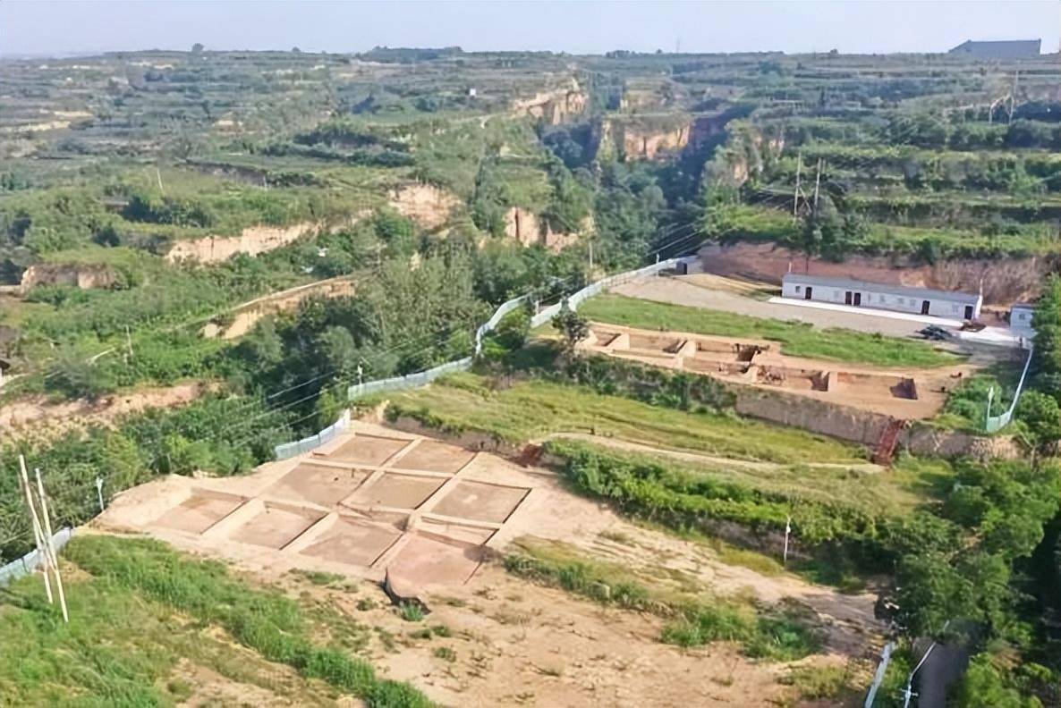 韓城市梁帶村芮國遺址博物館赴陶渠遺址考古基地開展觀摩交流活動