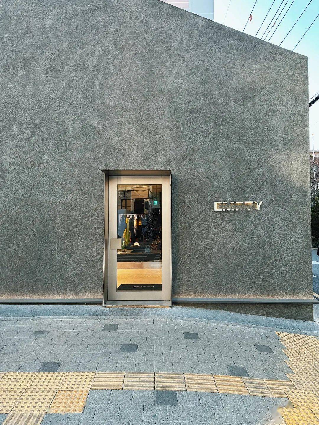 empty就位于圣水二路主街边上,一幢醒目的灰色外墙尖顶小屋,整个墙面