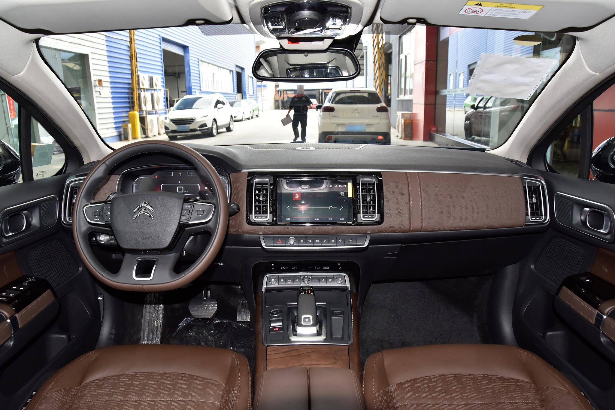 雪铁龙c6的外观没有可挑剔的地方,而内饰设计以及丰富全面的高科技