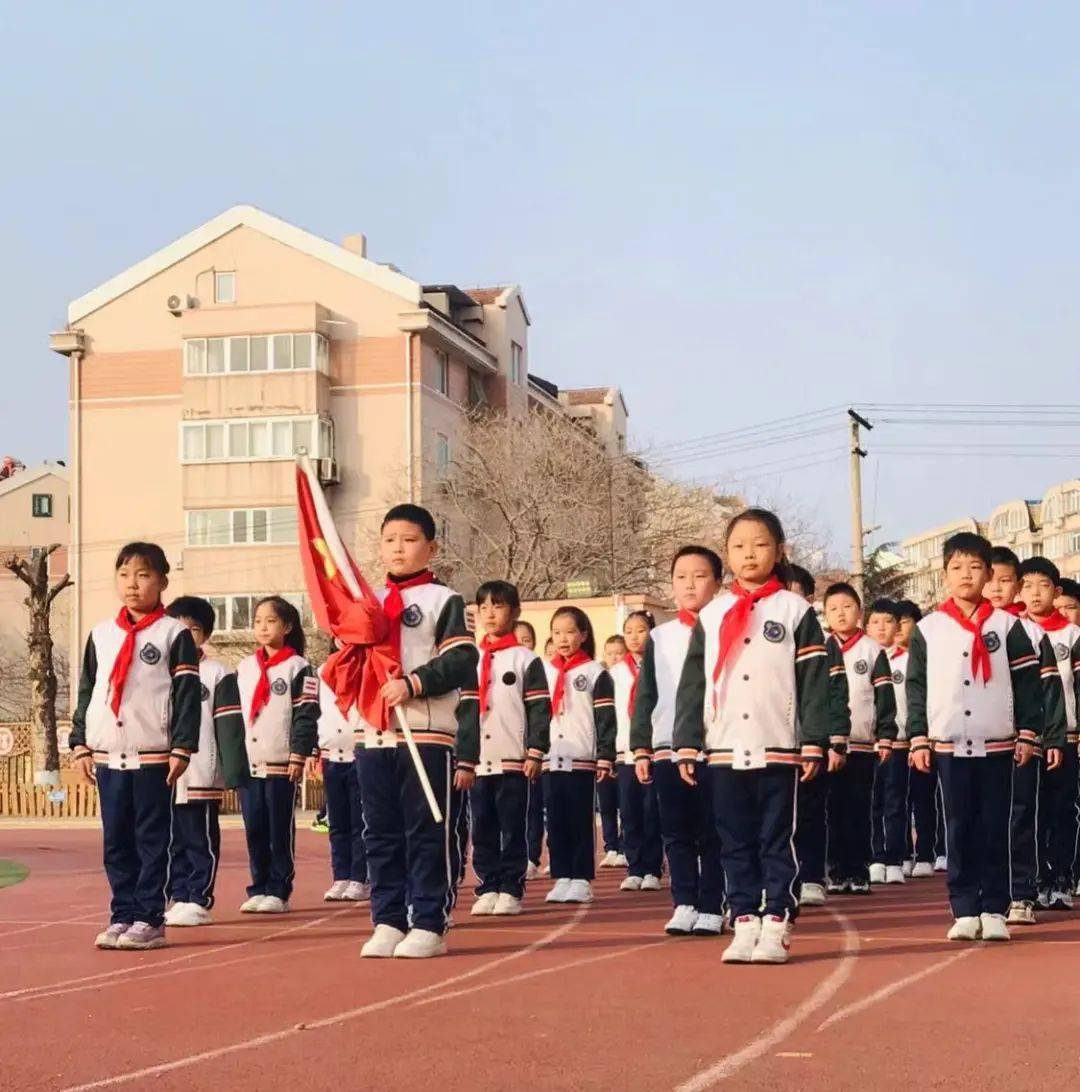 升旗仪式丨"这份爱,给最美的她"——青岛北山二路小学开展庆祝"三八"