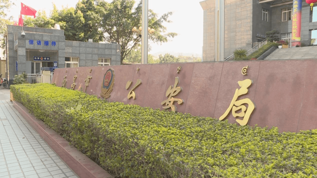 危急时刻一路开道,护送儿童及时就医_杨楚_西昌_警车