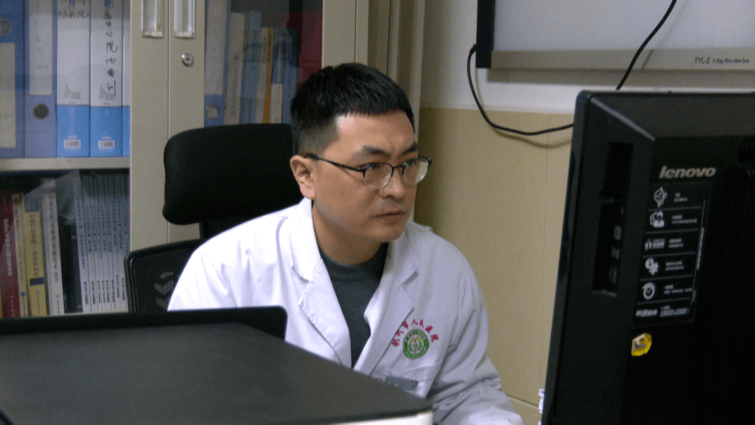 医院医生熊亮的眼里是一个见证生离死别的地方是有各种冰冷的治疗仪