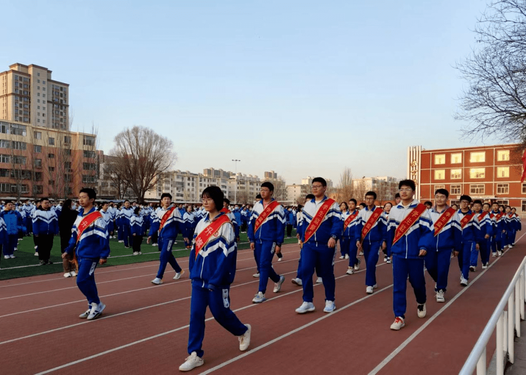 对学生的仪容仪表,卫生习惯等方面做强调,要求全体学生在校一律穿校服