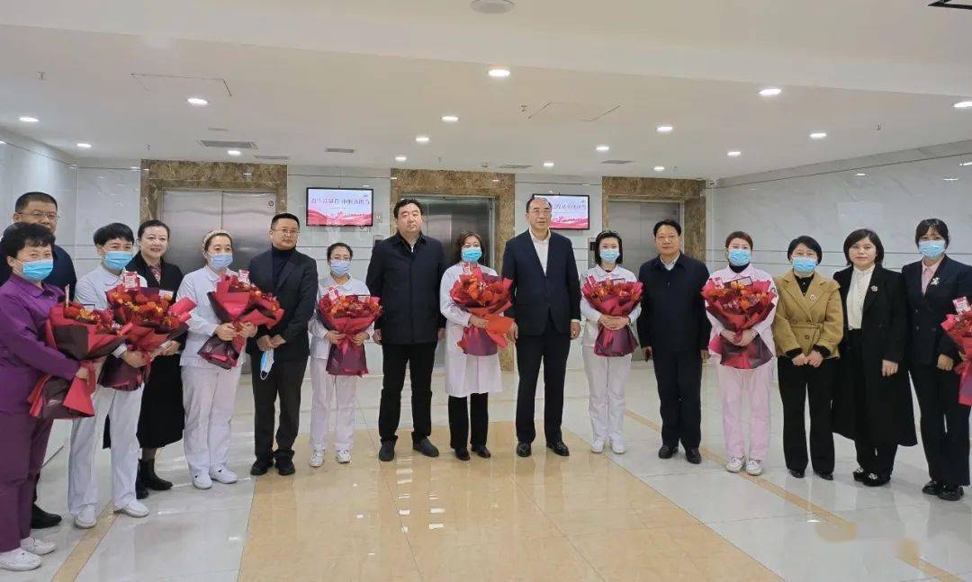 申守勃一行还走访慰问了优秀妇女代表寇美华,大连最美女性榜样个人