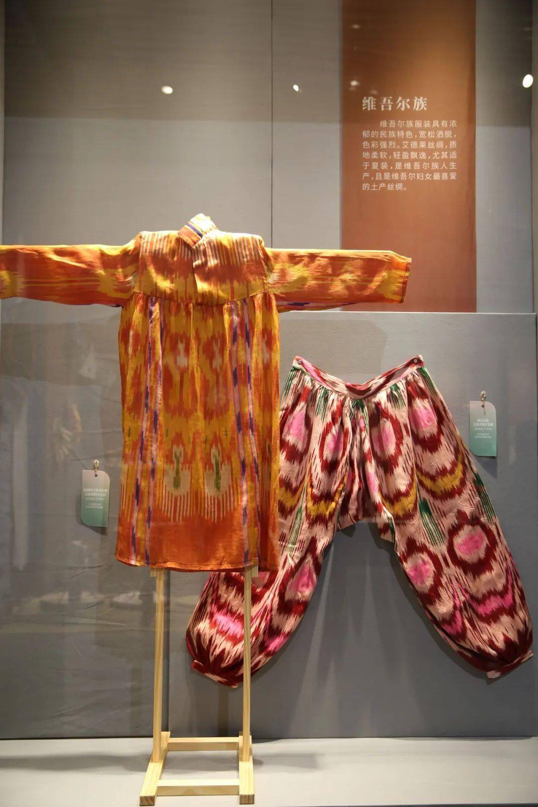 "彩衣——中国女性民族服饰"展开启梦幻服饰之旅_北京市_展览_文化