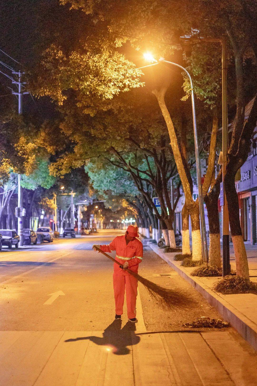 环卫女工凌晨四点多摸黑扫大街,今天,八十余名环卫女工坚守岗位…_洪