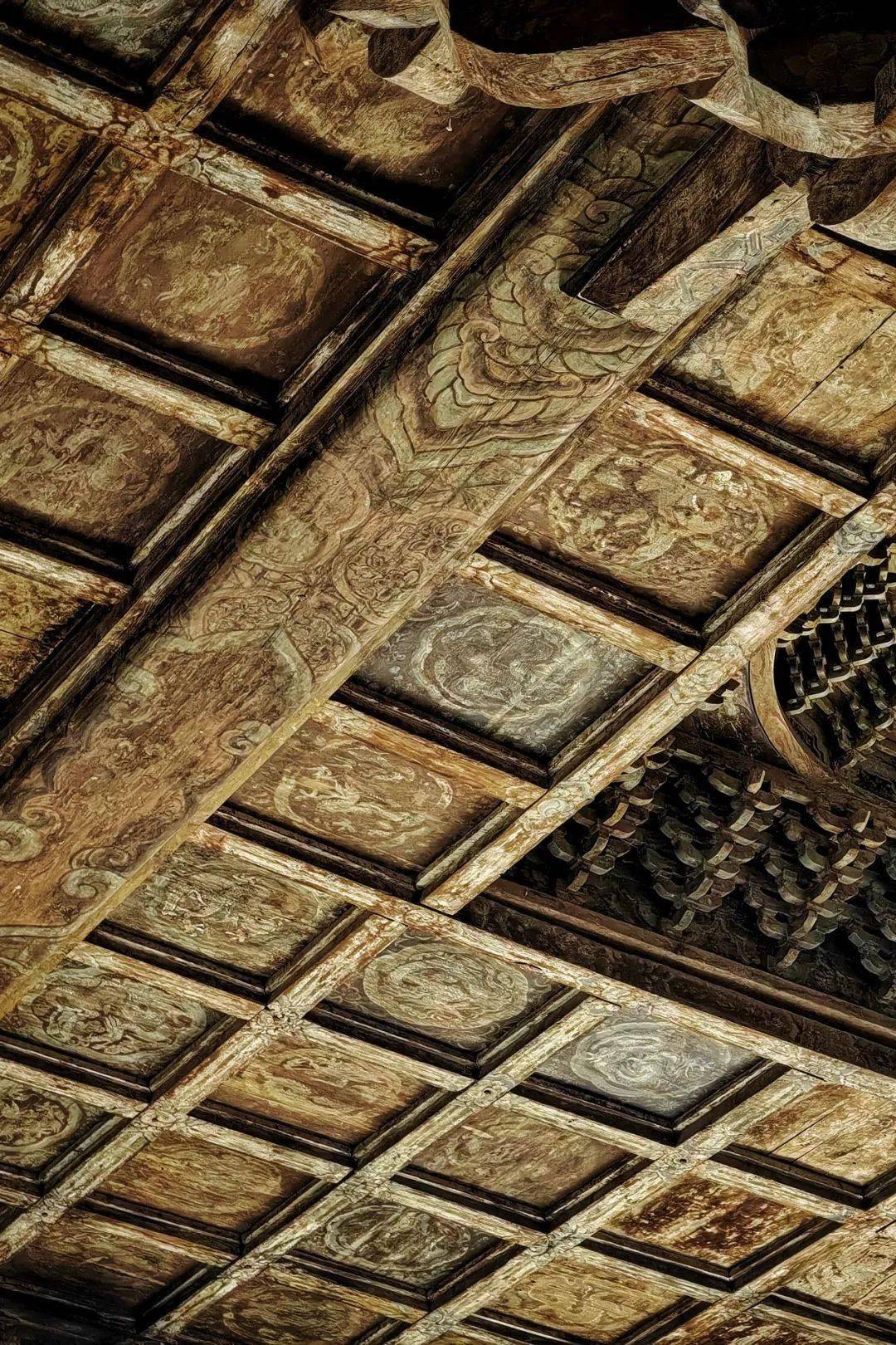 用纷繁的纹饰罨画四海为家的壮丽威德;或是雕梁绣柱,山节藻棁,世代