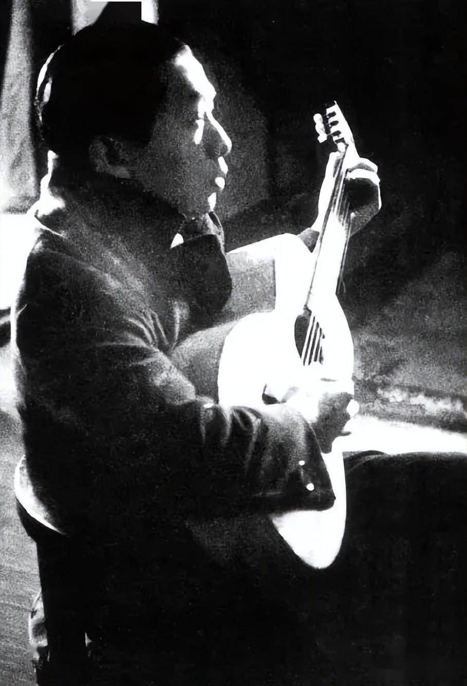 像火种一样四处播洒革命文艺的种子1935年4月26日,聂耳与同乡好友张鹤