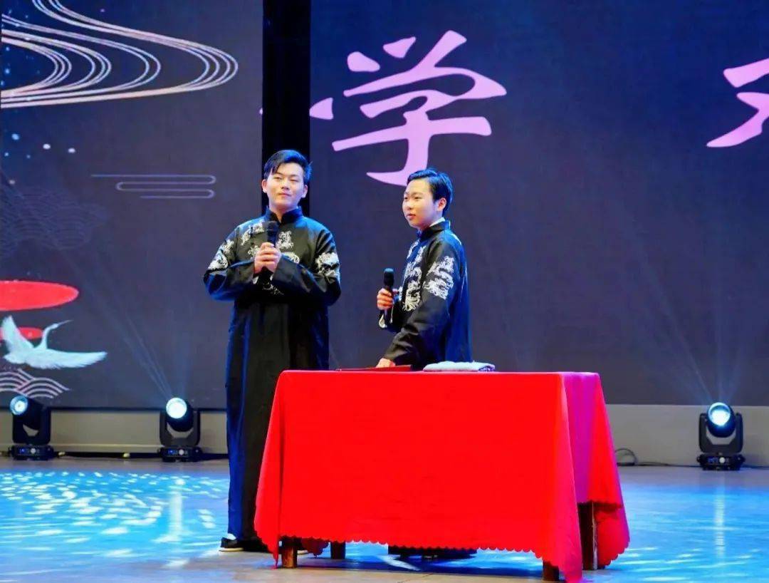 一纸折扇,双手御子,三庆戏园,四方桌台.