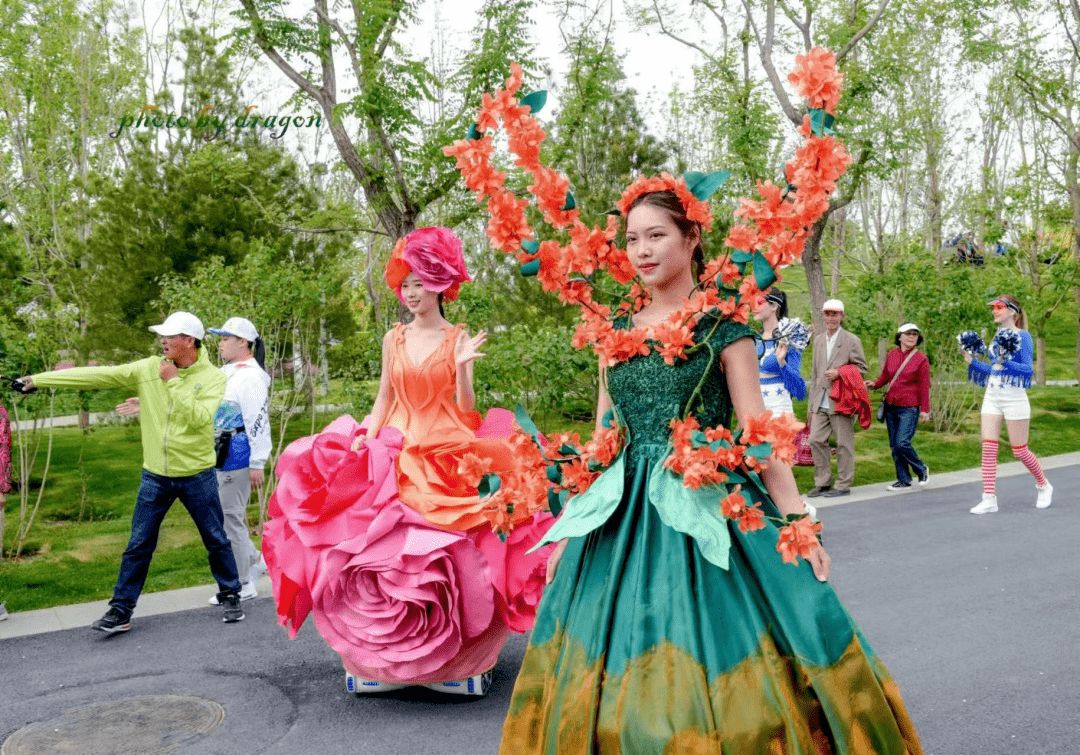 更有花车巡游,花仙子快闪