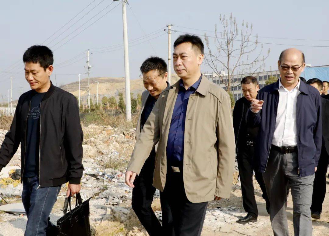 3月10日,县委副书记,县长黄永英带队督导县城突出环