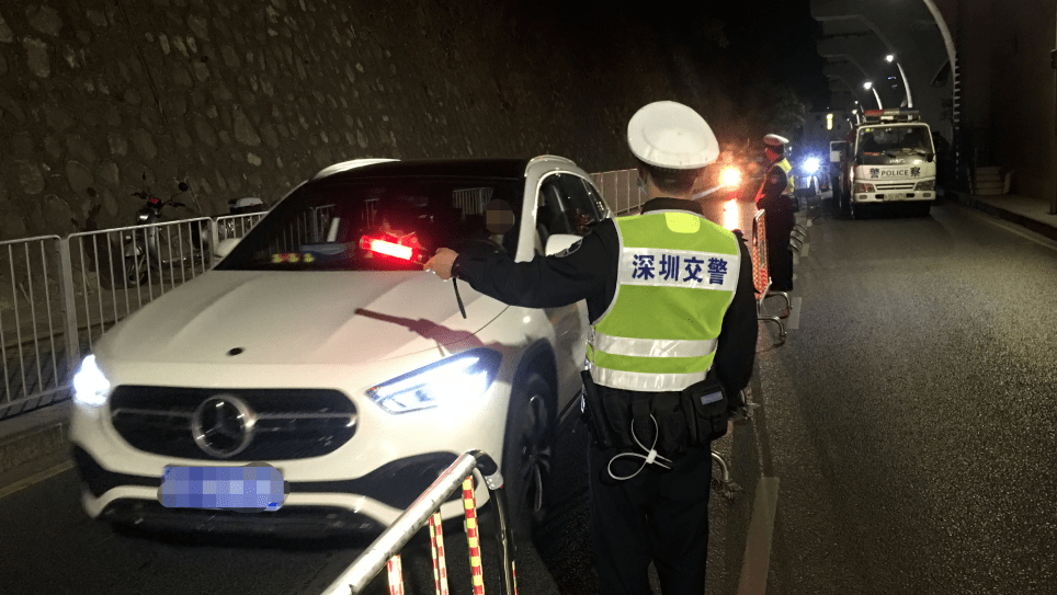 深圳交警持续开展设卡查车集中整治行动,严查涉酒驾驶,做到"猎虎"不停
