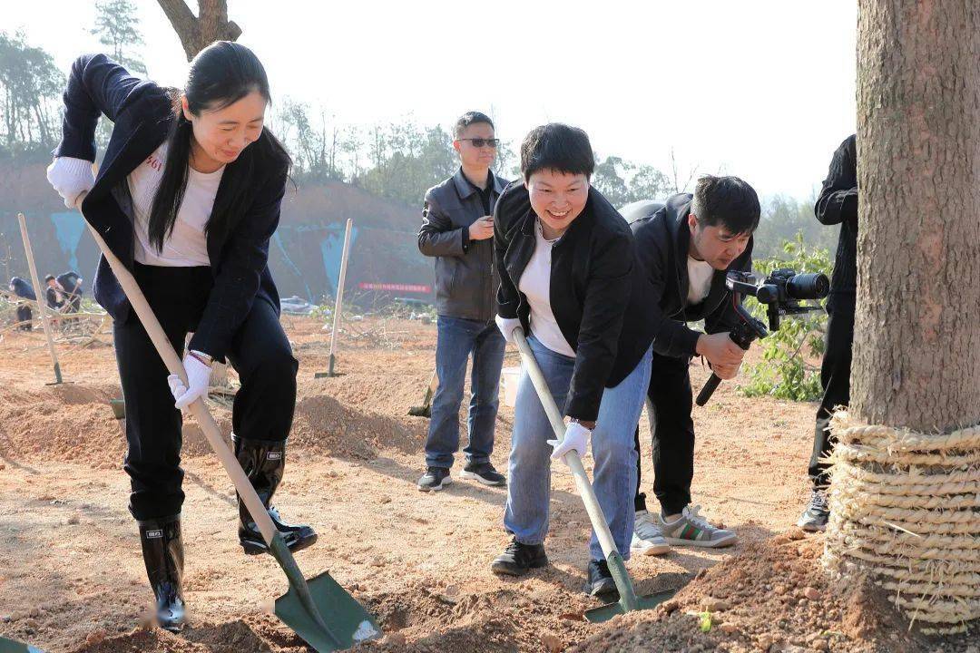 参与植树活动的良好氛围,3月10日上午,杨国正,杨泽伟,钱美仙,李赛文