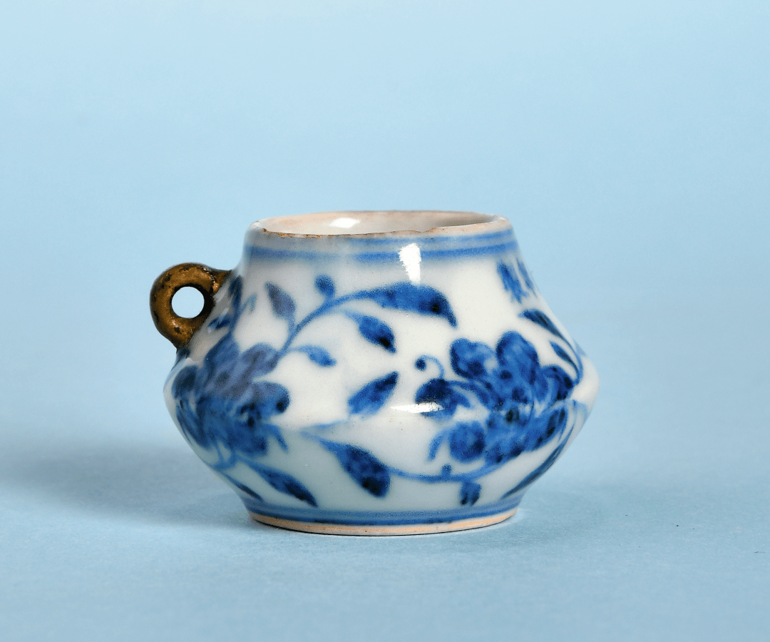 lot 93明宣德 青花缠枝月季花卉纹鸟食罐d:5.