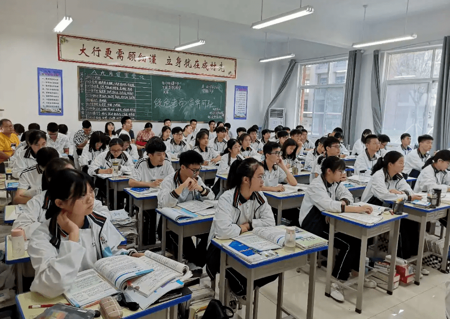 秦皇岛市教育局已经接到多名家长反映石家庄第二中学实验学校等部分