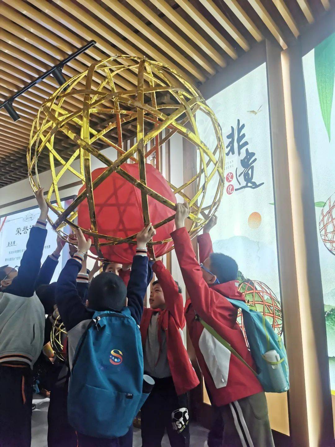 接着进入滚灯展厅,海盐滚灯是浙江省海盐县地方传统舞蹈,国家级非物质