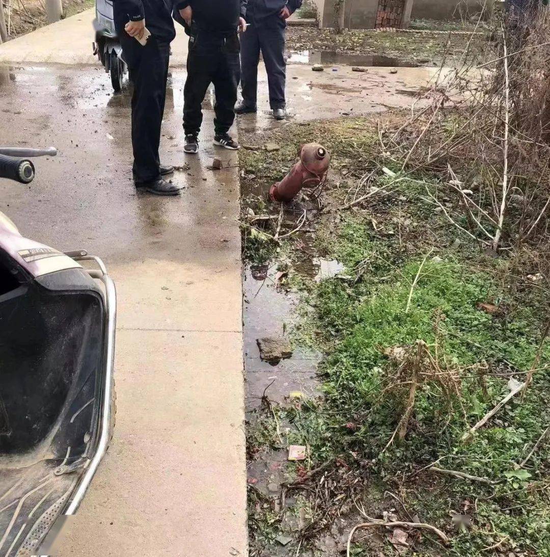 3月8日14时许,云梦县下辛店镇三阳店村路边消防栓被车撞坏,车子驶离