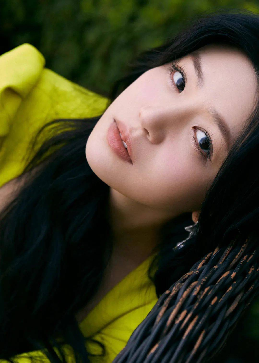 女明星们节目中的绝美妆容绝对要经得起各种灯光,照相机,摄像机的严酷